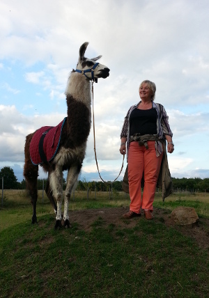 Oma mit Lama Benni