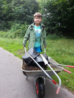 Kind transportiert Alpaka-Köttel-Dünger
